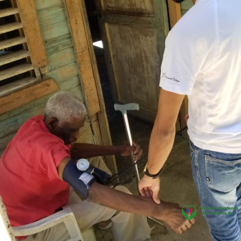 ayudando-a-los-abuelo-fundacion-monte-plata