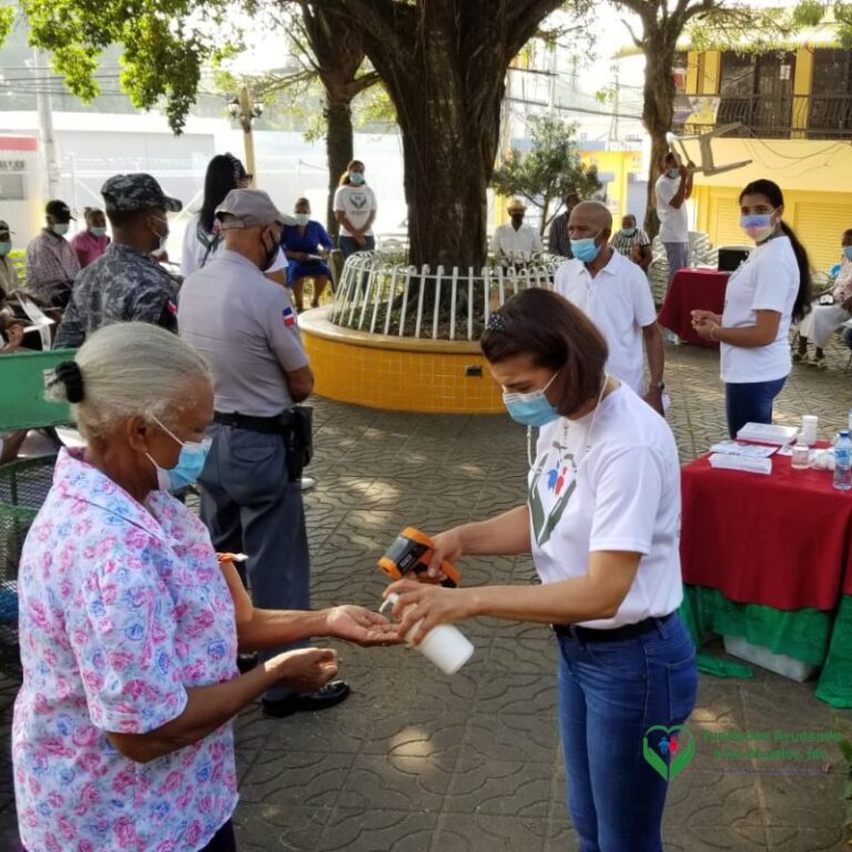 ayudando-a-los-abuelo-fundacion-monte-plata