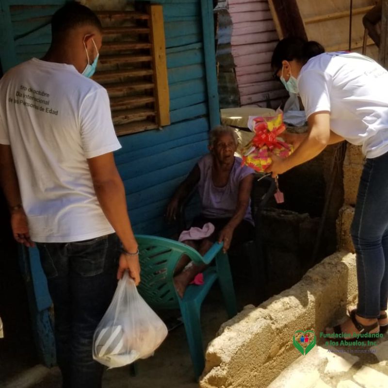 ayudando-a-los-abuelo-fundacion-monte-plata